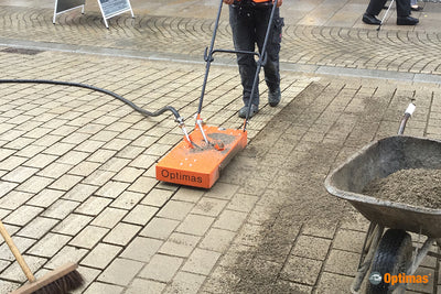 Cleans the Joint of Pavers