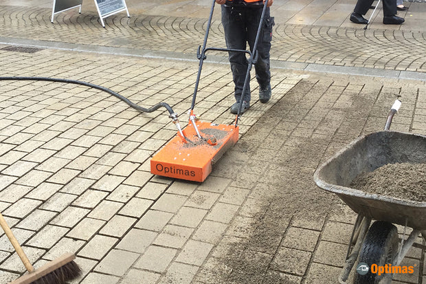 Cleans the Joint of Pavers